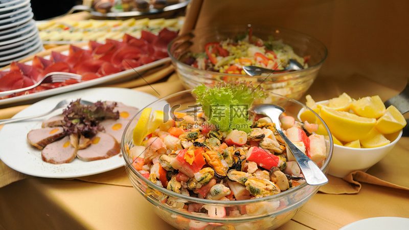代工与自产：复合调味料企业的两条分岔路
