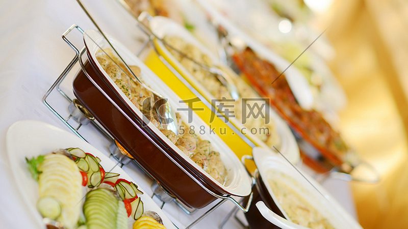 袋装坚果的营养成分表通常包括以下几项关键信息：